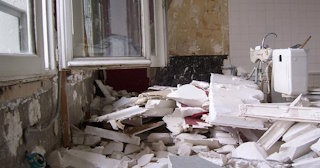 Демонтаж хрущевки в Усть-Лабинске - удаление старых полов и стен по выгодной цене от 1737 рублей.